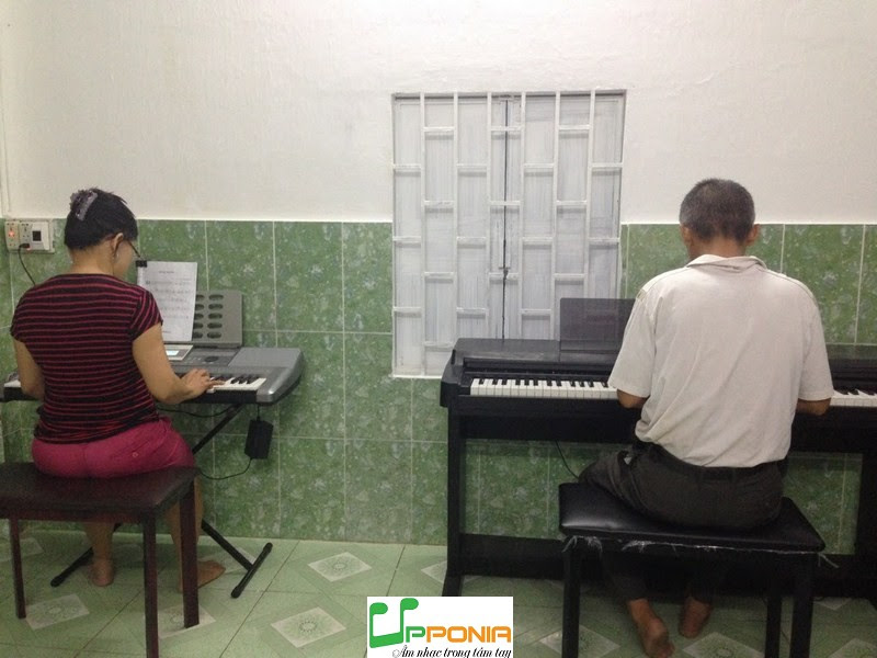 Anh Minh trong một giờ học piano ở Upponia