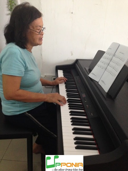 Bà nội Thảo trong lớp piano dành cho người lớn ở Upponia