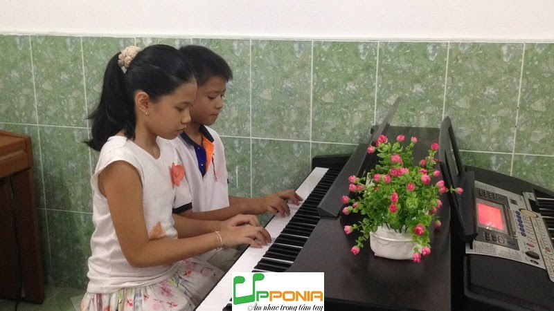 Minh Anh biểu diễn hòa tấu chung với bạn tại TT Âm Nhạc Upponia