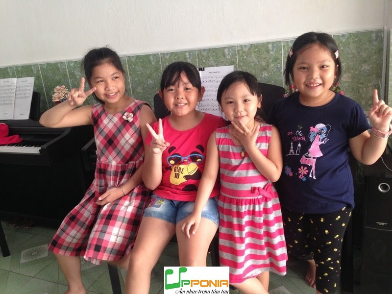 Thùy Trang và các bạn trong lớp piano ở Upponia