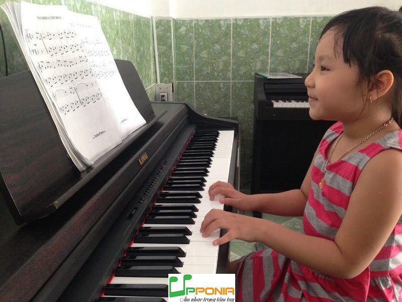 Thùy Trang trong giờ học piano dành cho bé ở Thủ Đức
