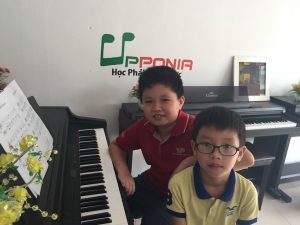 Hai anh em Khôi và Khang cùng học đàn tại Upponia