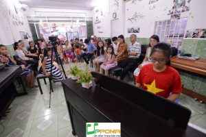 Bích Hà Trong Buổi Biểu Diến Âm Nhạc Tại Upponia Tháng 6/2016