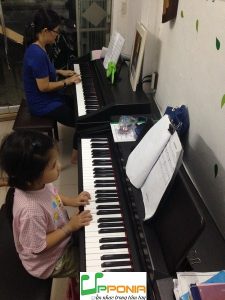 Chị Anh Thư và con gái Quỳnh Lam trong một giờ học