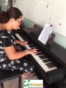 Chị Hoàng Say Mê Cùng Tập Đàn Tai Trung Tâm Âm Nhạc Upponia