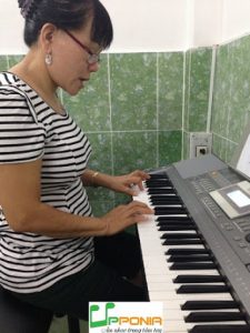 Chị Yến Say Mê Luyện Organ