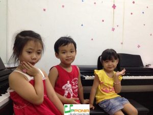 Thảo Vy cùng bạn học piano
