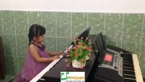 Thảo Vy trong buổi biểu diễn piano dành cho trẻ em