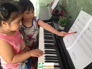 Thùy Trang giúp bạn học đàn