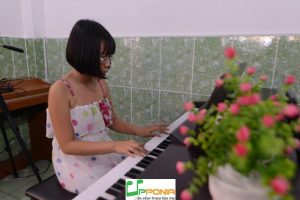 Trang Thảo trong lớp học piano cho trẻ em ở Upponia